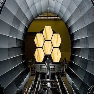 يمكن للمرآة الرئيسية لـ«تلسكوب جيمس ويب الفلكي» التي يبلغ قطرها 6.5 متر (يظهر في الصورة 6 مرايا من أصل 18 مرآة) اكتشاف أجرام تقع على بعد مليارات السنين الضوئية.
